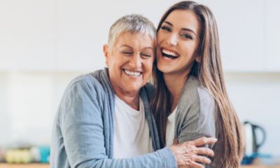 Różnice pokoleniowe to norma. Czy można je przezwyciężyć? na zdjęciu szczęśliwa babcia z wnuczka.